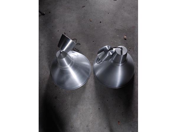 Twee industriële hanglampen