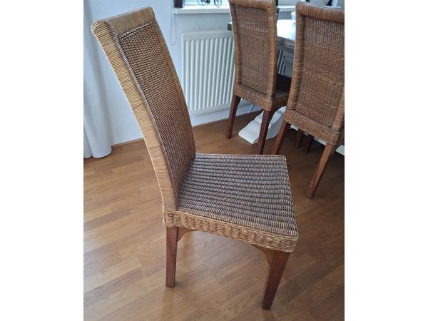 Eethoek met 6 rieten stoelen