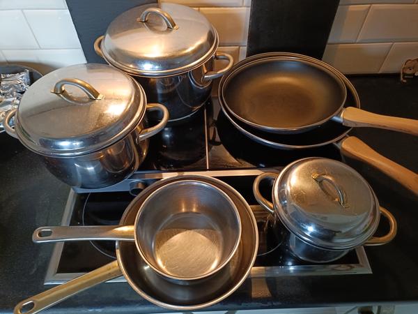 Uitzet | Servies | Pannenset | Bestekset