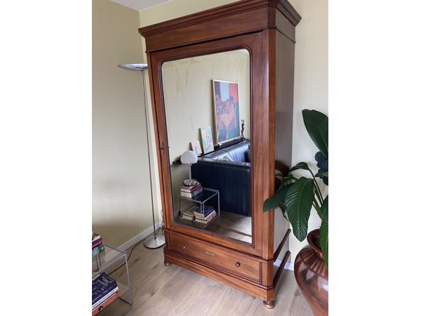 Aangeboden dressoir en linnenkast