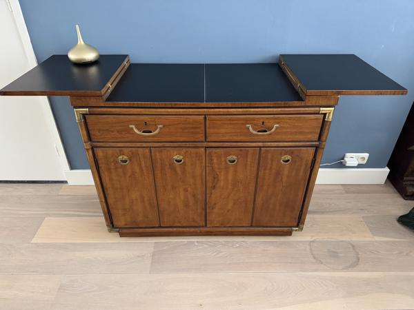 Mooi dressoir op wieltjes. Bovenblad uitklapbasr