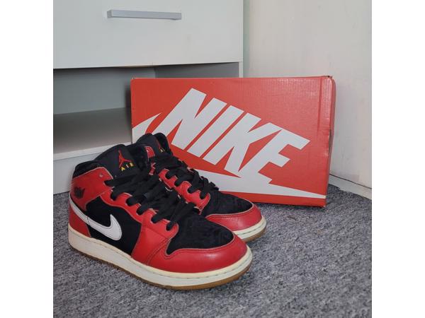 Air Jordan 1 Mid SE Christmas