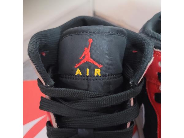 Air Jordan 1 Mid SE Christmas