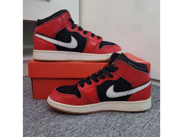 Air Jordan 1 Mid SE Christmas