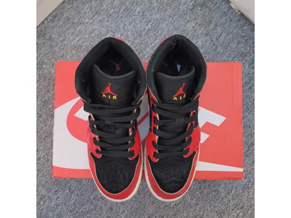 Air Jordan 1 Mid SE Christmas