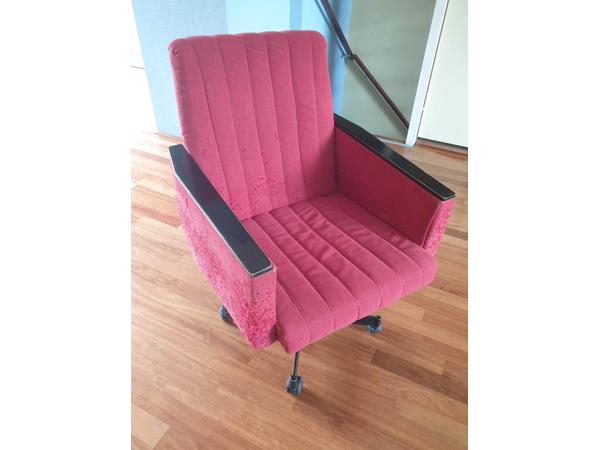 Vintage rode bureaustoel op wieltjes