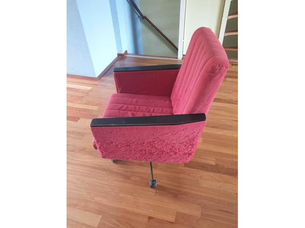 Vintage rode bureaustoel op wieltjes