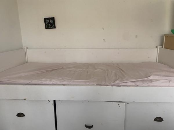 Bed met ladens en matras