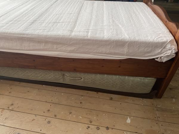 Eenpersoons bed van hout