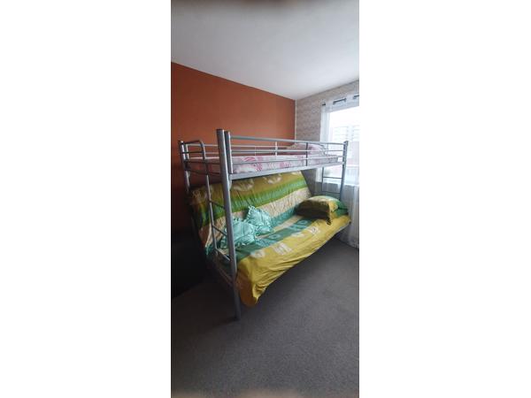 3 persoons inklapbaar stapelbed, kledingkast, cd kast met glazendeur, instaptrap voor honden, 2x rieten zitstoelen,