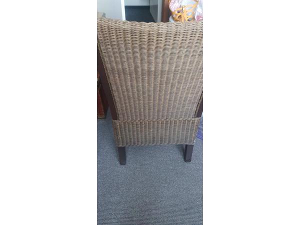 3 persoons inklapbaar stapelbed, kledingkast, cd kast met glazendeur, instaptrap voor honden, 2x rieten zitstoelen,