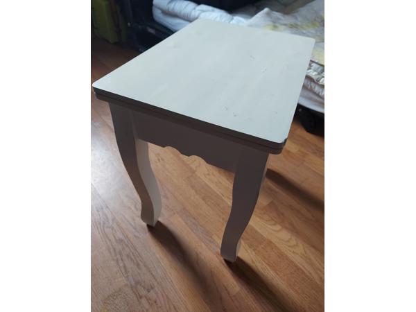 plantentafeltje wit gelakt in redelijke staat