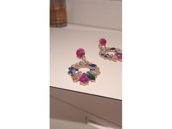 Nieuwe oorbellen kleurrijke oorbellen.