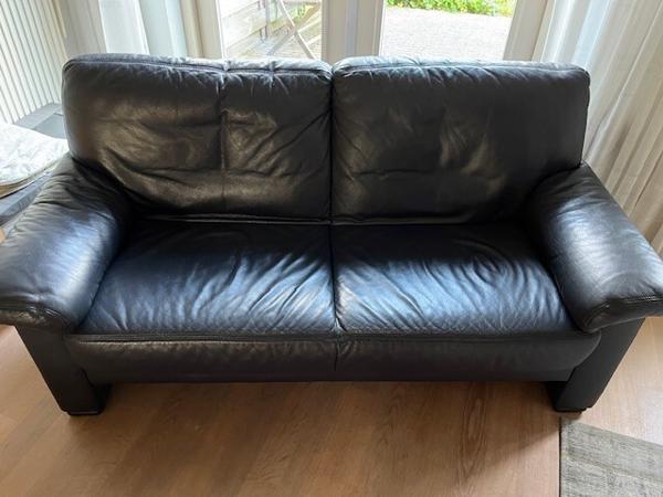 2 zits bank bekleed met donkerblauw leder.