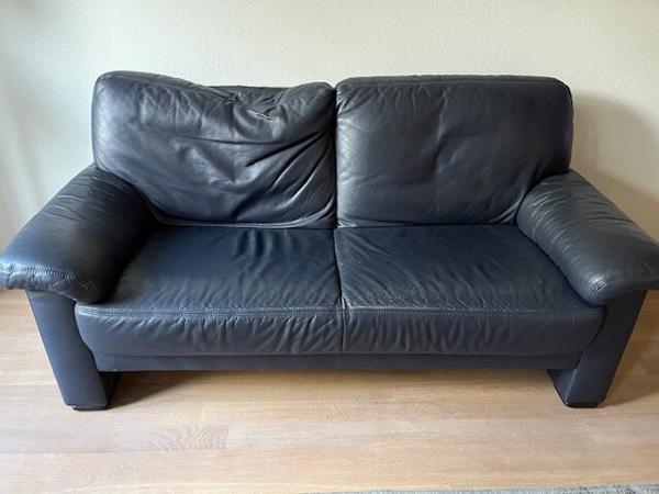 2 zits bank bekleed met donkerblauw leder.