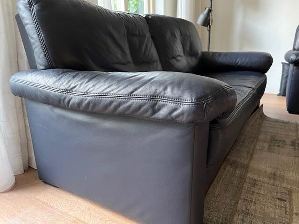 2 zits bank bekleed met donkerblauw leder.