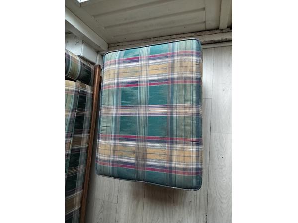 Bank met losse voetensteun