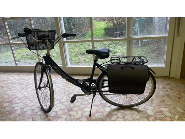 Nette damesfiets stadsfiets met lage instap, mand voorop