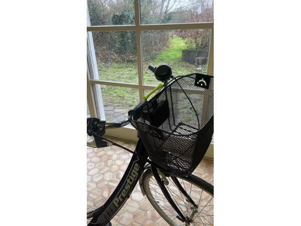 Nette damesfiets stadsfiets met lage instap, mand voorop