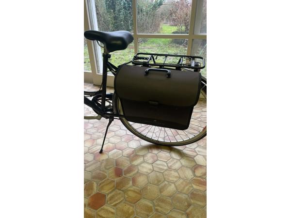 Nette damesfiets stadsfiets met lage instap, mand voorop