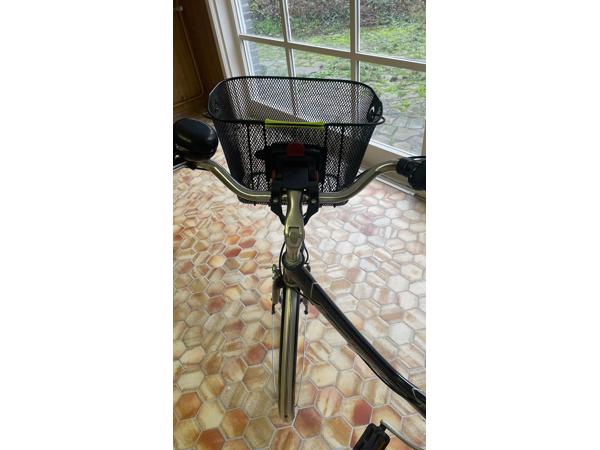 Nette damesfiets stadsfiets met lage instap, mand voorop