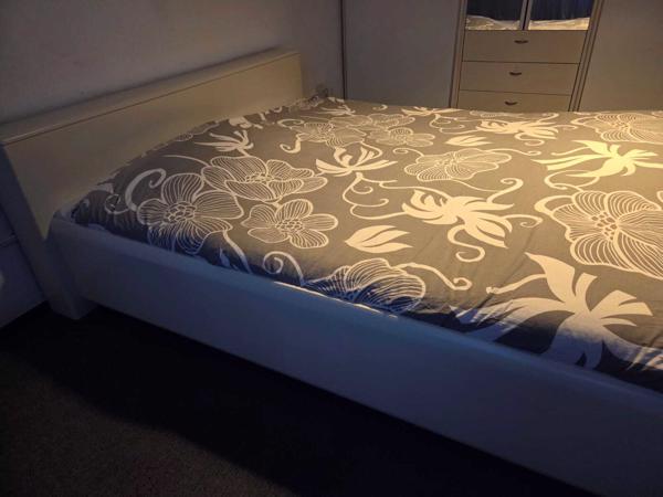 Tweepersoonsbed met lattenbodem en matrassen