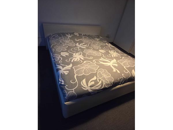 Tweepersoonsbed met lattenbodem en matrassen