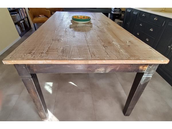 grote, rustieke eettafel, donkere poten, licht blad