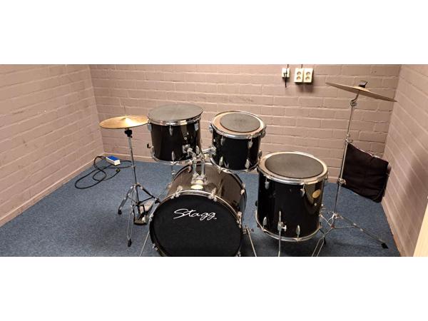 Gratis af te halen: Mooi gebruikt Stagg drumstel!