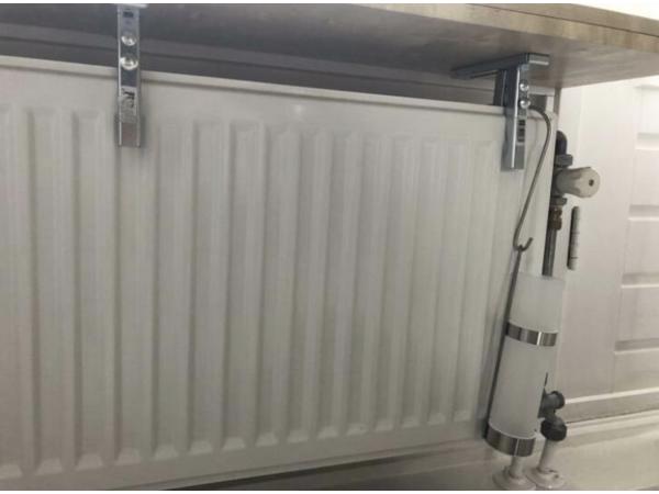 4 verstelbare plankdragers voor de radiator