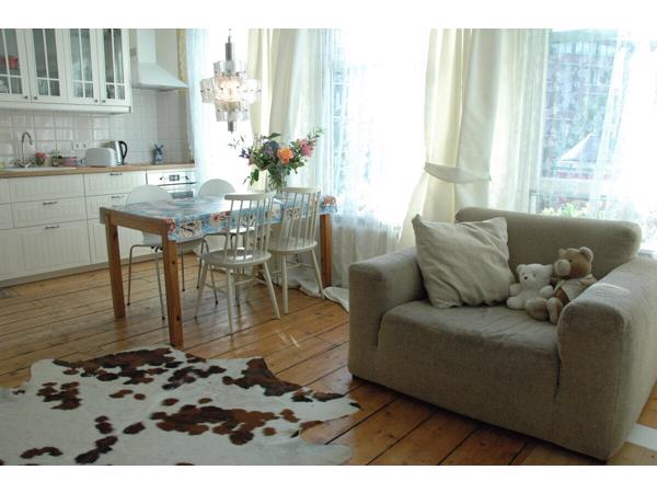 Houten eettafel en 4 witte stoelen