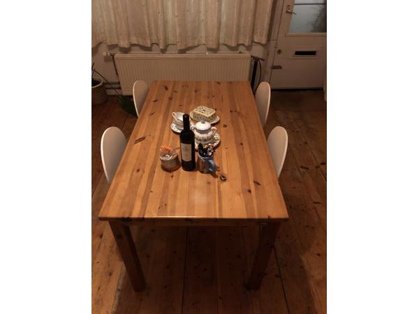 Houten eettafel en 4 witte stoelen