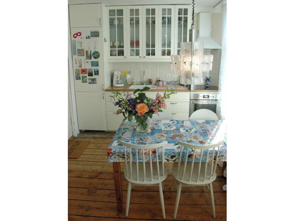 Houten eettafel en 4 witte stoelen