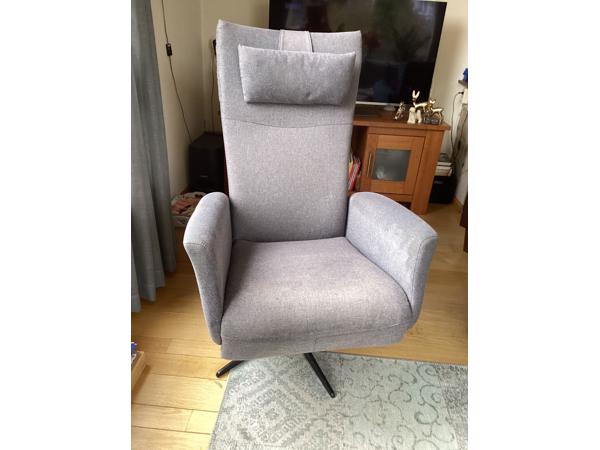 Stoel met uitklapbaar gedeelte voor de benen