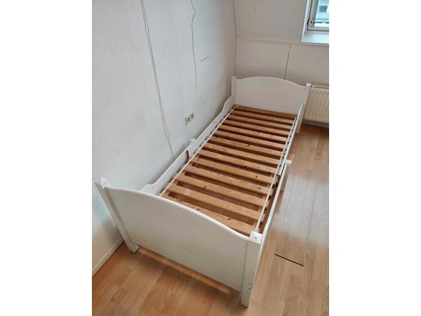 Grenen kinderbed dat meegroeit