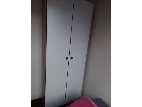 Witte kast met planken