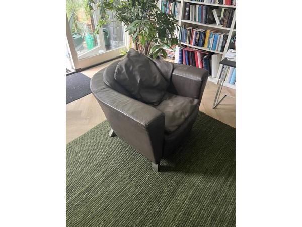 Twee comfortabele leren fauteuils