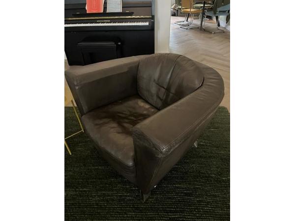 Twee comfortabele leren fauteuils