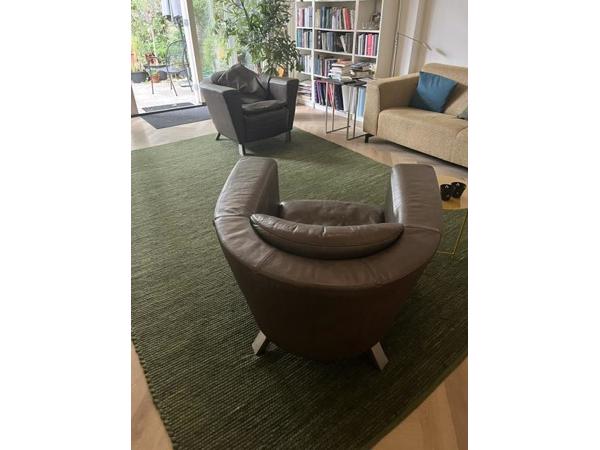 Twee comfortabele leren fauteuils