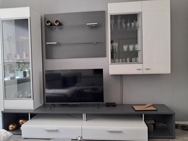 Nog in goede staat wandmeubel plus eettafel