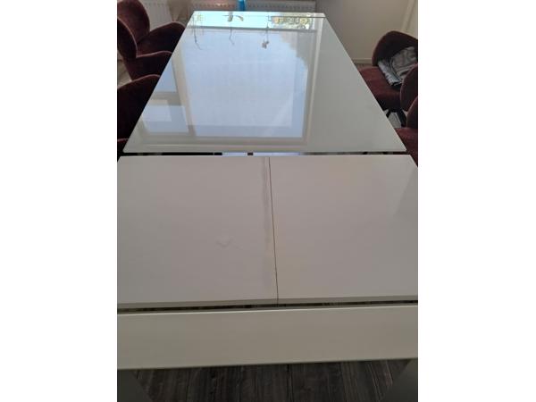 Nog in goede staat wandmeubel plus eettafel