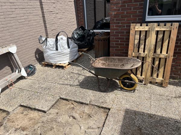 +/- 80 grindtegels van 60x40 af te halen
