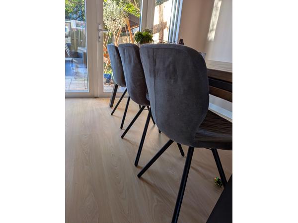 3 eetkamer stoelen gratis af te halen