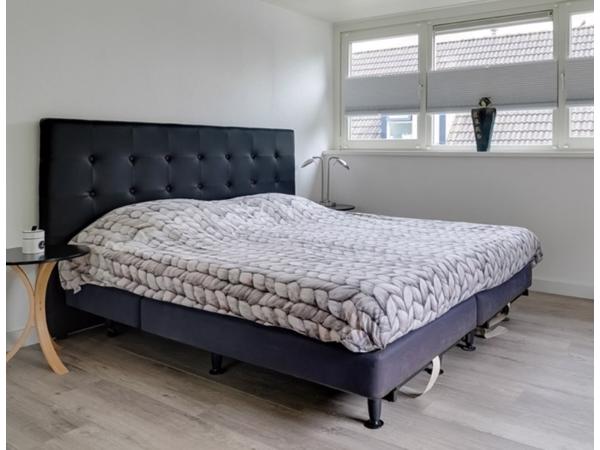 BOXSPRING 2 persoons z.g.a.n met mooi hoofdbord