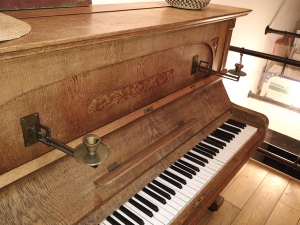 klassieke houten piano met mooie details