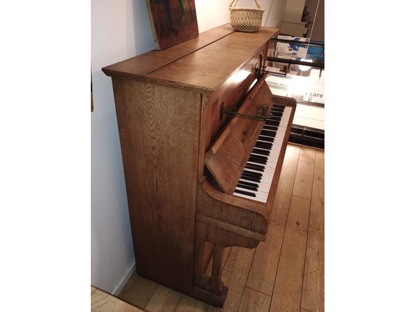 klassieke houten piano met mooie details