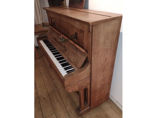 klassieke houten piano met mooie details