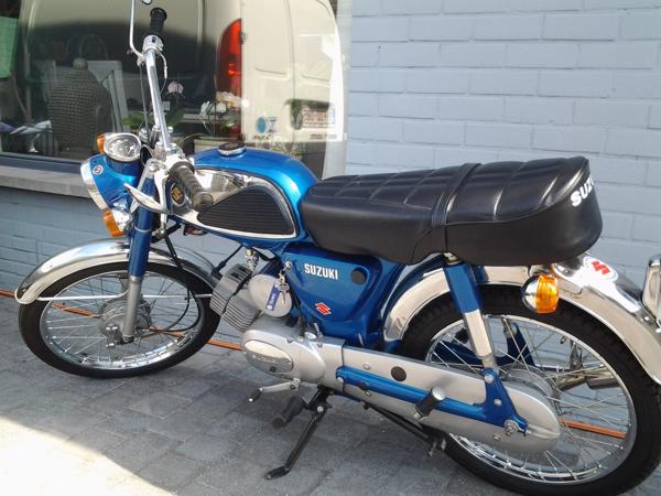 oldtimer Suzuki A100 nieuwstaat