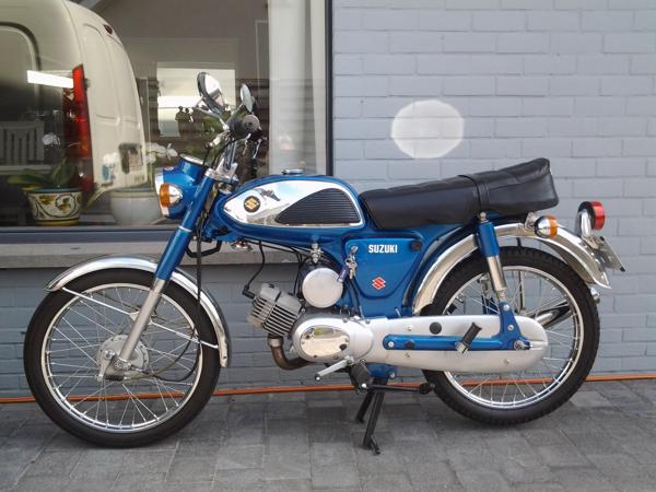 oldtimer Suzuki A100 nieuwstaat