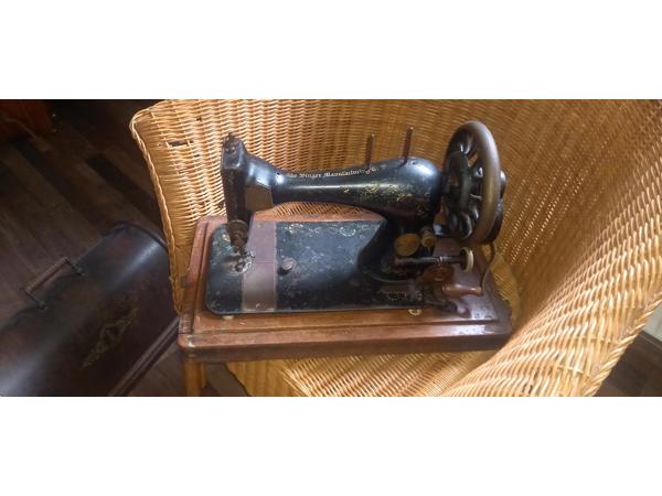 Ongeveer 80 jaar oude naaimachine